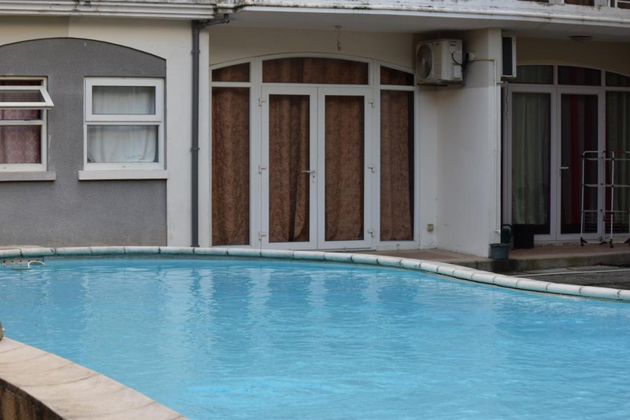 Ocean Drive Studio - Opposite The Beach Grand Baie Bagian luar foto