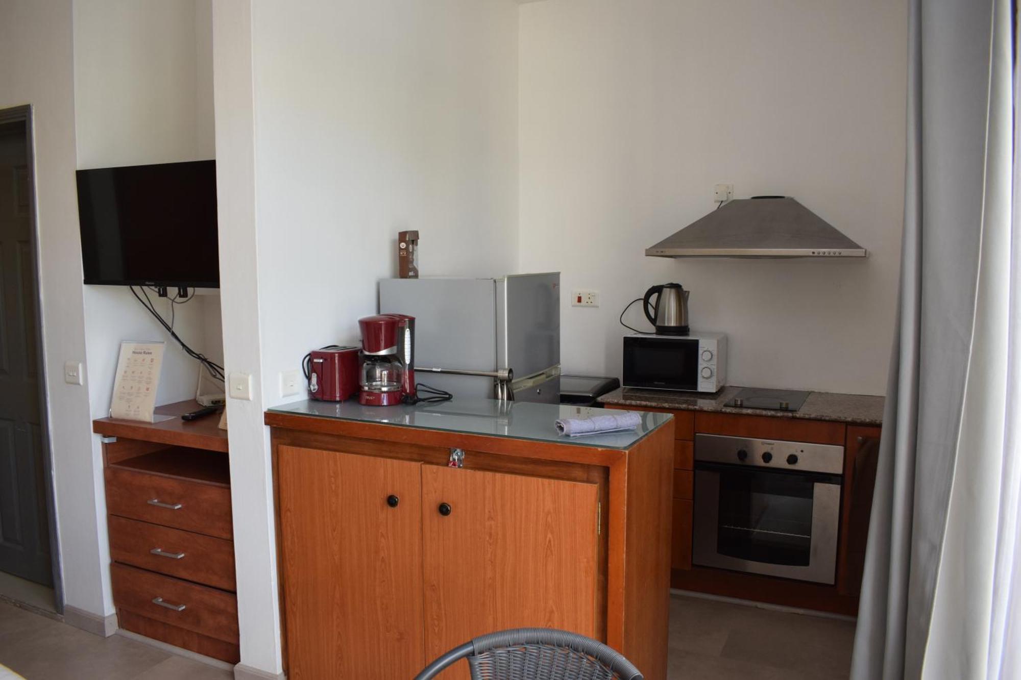 Ocean Drive Studio - Opposite The Beach Grand Baie Bagian luar foto